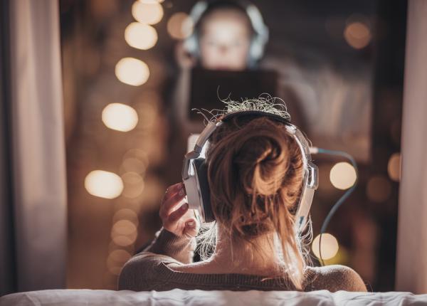 peste un miliard de persoane in special tineri pana in 35 de ani risca sa isi piarda auzul din cauza castilor avertismentul oms