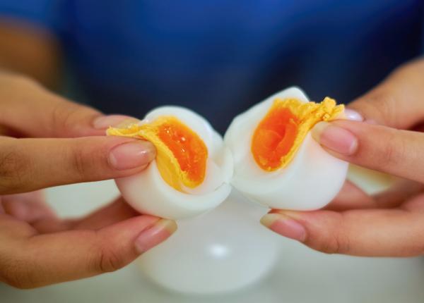 cate oua poti manca pe zi dar pe saptamana