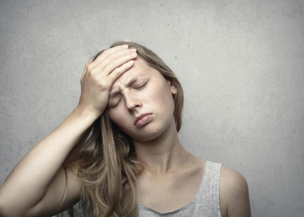 neurologii dezvaluie care sunt cei 5 factori declansatori ai migrenei la tineri si solutii eficiente pentru a o gestiona regula 20 20 20